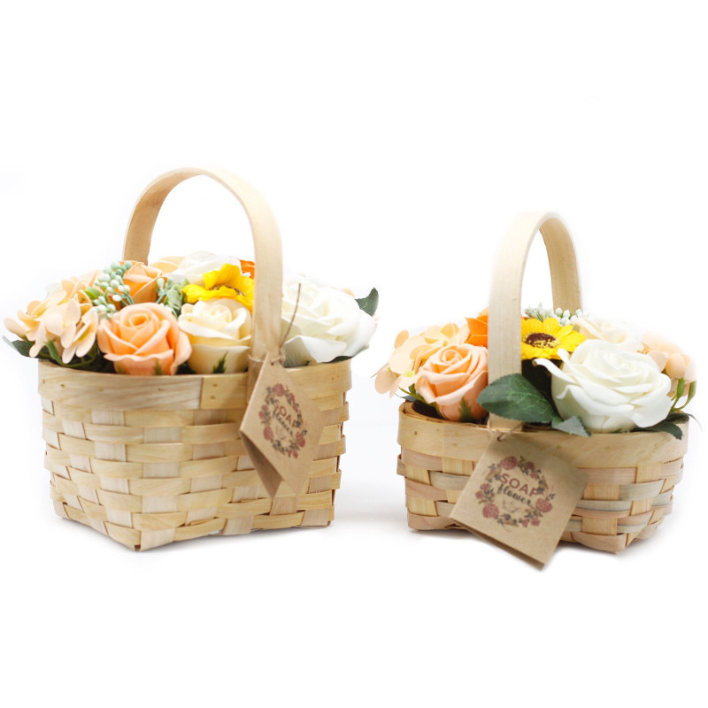 Grand bouquet rose dans un panier en osier