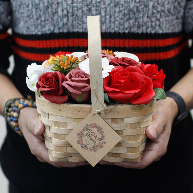 Grand bouquet rose dans un panier en osier