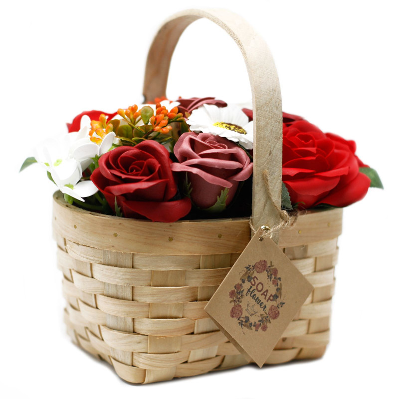 Grand bouquet rouge dans un panier en osier