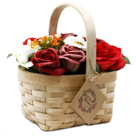 Grand bouquet rouge dans un panier en osier