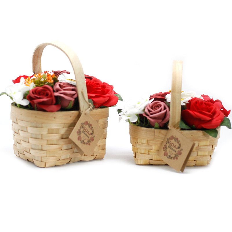 Grand bouquet rouge dans un panier en osier
