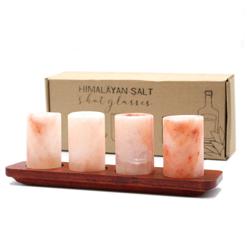 Ensemble de 4 verres à liqueur en sel de l'Himalaya et support de service en bois