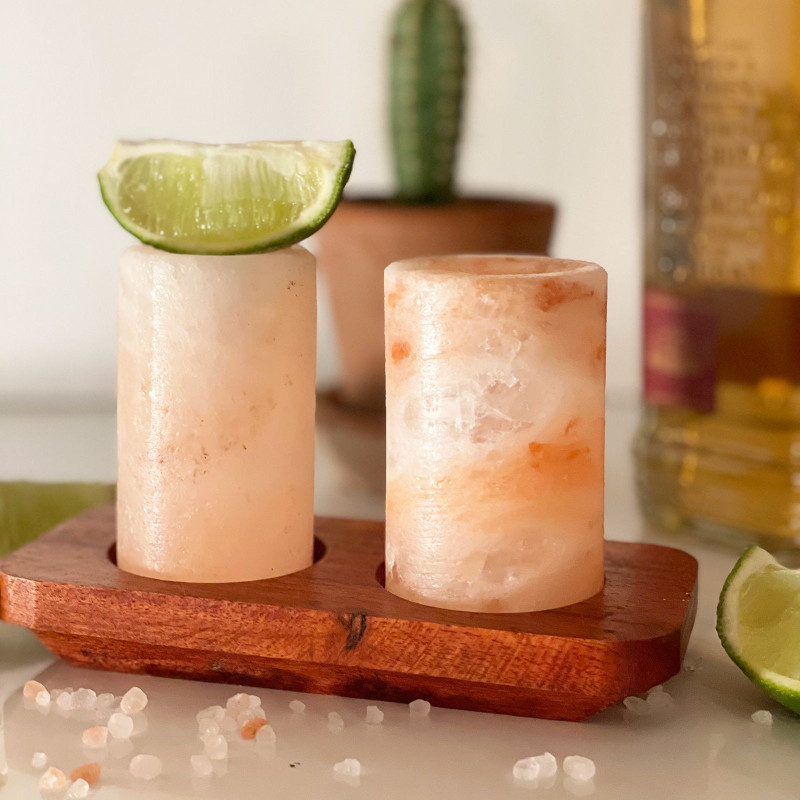 Ensemble de 4 verres à liqueur en sel de l'Himalaya et support de service en bois