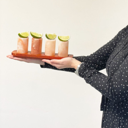 Ensemble de 4 verres à liqueur en sel de l'Himalaya et support de service en bois