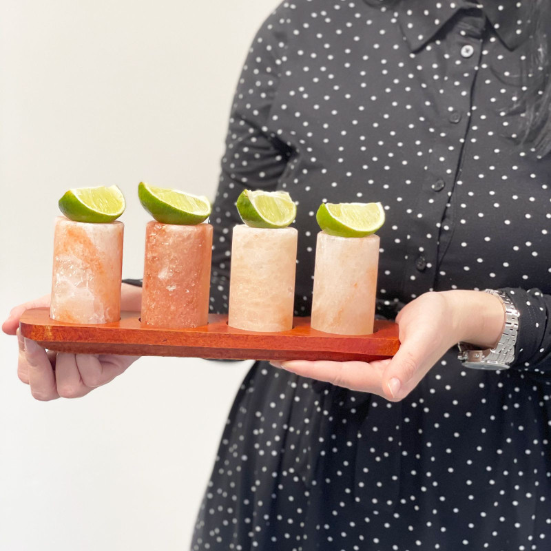 Ensemble de 2 verres à liqueur en sel de l'Himalaya et support de service en bois