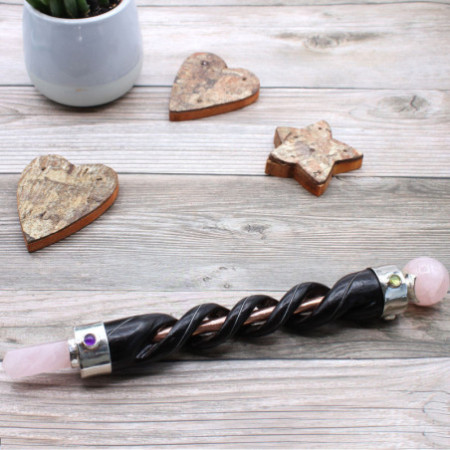 Baguette de guérison sculptée en spirale - Tuyau en cuivre Quartz rose